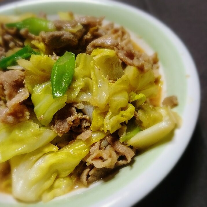 半解凍の豚肉とキャベツとねぎの味噌炒め